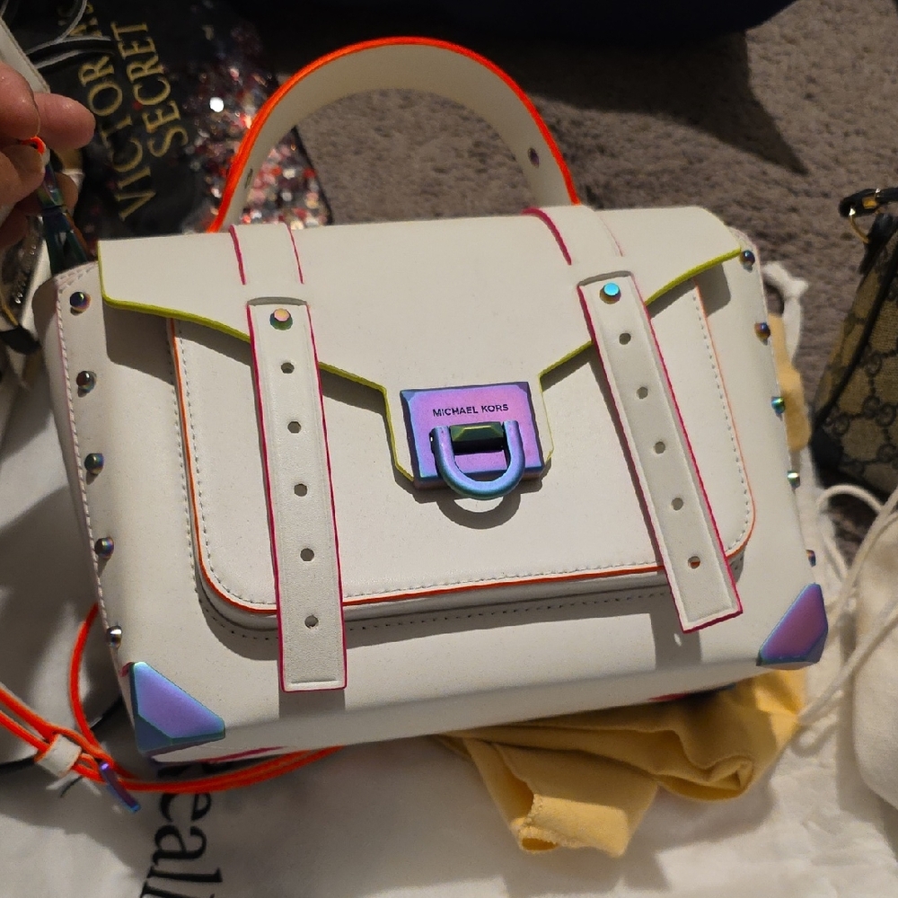 Michael Kors White Satchel Bag with Elegant Detailing